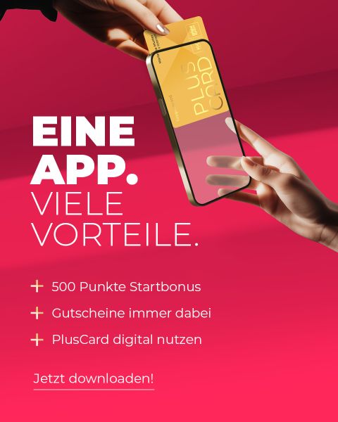 Ein Smartphone-Display zeigt einen Jeans-Verkauf an. Dahinter erscheinen vier farbige Registerkarten mit den Bezeichnungen Mode, Sport, Home und Beauty. Weißer Text wirbt für den Download einer Shopping-App auf einem hellrosa Hintergrund.