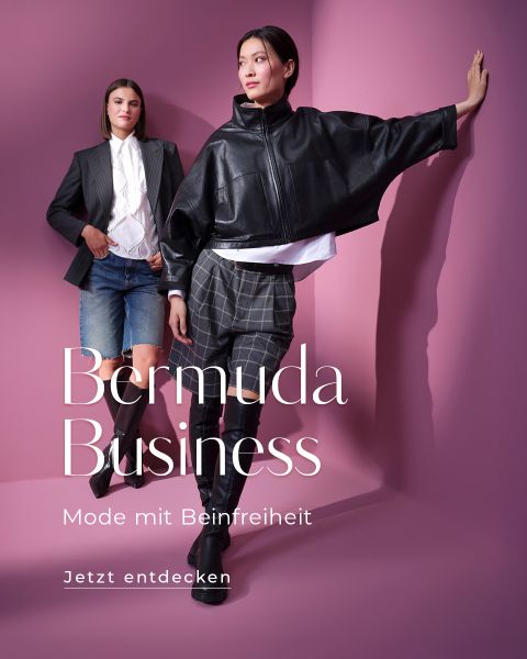 Zwei Frauen posieren in trendigen Outfits vor einem rosa Hintergrund. Die eine trägt einen Blazer mit Bermuda-Shorts aus Jeansstoff, die andere eine schwarze Lederjacke, karierte Bermuda-Shorts und kniehohe Stiefel. Der Text lautet: "Bermuda Business. Mode mit Beinfreiheit.