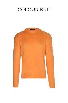 Ein schlichter, langärmeliger Strickpullover mit Rundhalsausschnitt in tiefem Rot wird vor einem weißen Hintergrund mit dem Text "COLOR KNIT" darüber dargestellt.