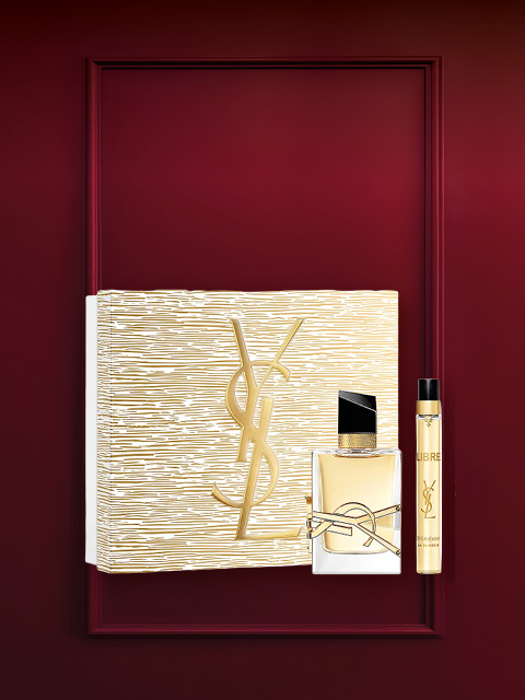 Duftgeschenkset in einem dunkelroten Rahmen mit einer Schachtel mit Blumenmuster, einem kleinen Parfümflakon und einer weißen Tube mit goldener Kappe. Oben steht in weißer Schrift „Duftsets“.