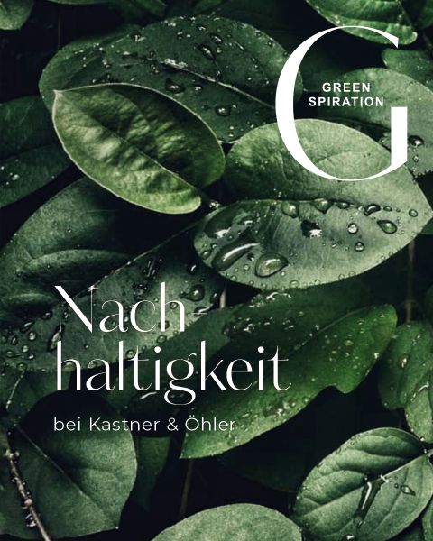 Eine Frau mit heller Haut und rosa Lippenstift ist von üppigen grünen Blättern und Farnen umgeben. Sie wird von einem großen weißen Text überlagert, der "GREENSPIRATION" lautet, mit einem riesigen weißen Buchstaben "G" im Hintergrund. Der Hintergrund ist mintgrün.