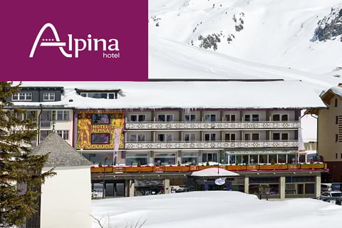Alpina-Hotel in einer verschneiten Berglandschaft, mit Balkonen und einem großen Wandgemälde an der Fassade; Logo in der linken oberen Ecke.
