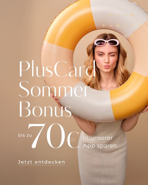 Junge Frau mit langen blonden Haaren und Sonnenbrille posiert verspielt und hält einen großen aufblasbaren Schwimmring in der Hand. Ein deutscher Text wirbt für einen PlusCard-Sommerbonus, der bis zu 70 € Ersparnis in der App verspricht.
