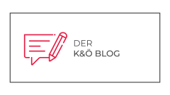 Eine rechteckige Grafik mit einer roten Sprechblase und einem Bleistiftsymbol auf der linken Seite und dem Text "DER K&Ö BLOG" in Schwarz auf der rechten Seite, alles vor einem weißen Hintergrund mit einem dünnen schwarzen Rand.