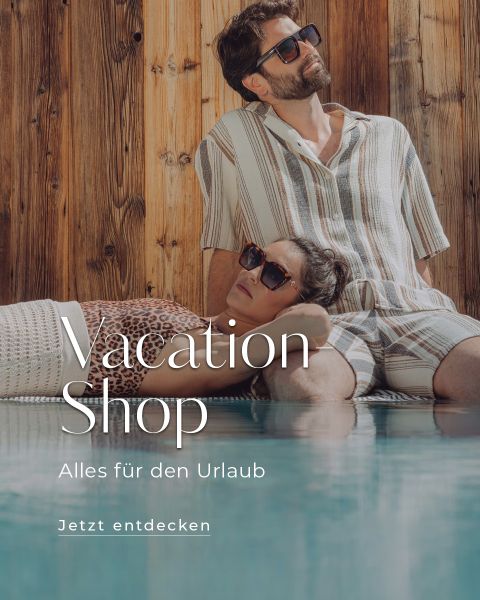 Ein lächelnder Mann in einem dunkelblauen Blumenhemd und Shorts steht neben einer Frau in einem hellvioletten Maxikleid, Strohhut und Sonnenbrille. Beide sehen entspannt aus. Der Text lautet: „Vacation-Shop. Alles für den Urlaub. Jetzt entdecken.“.