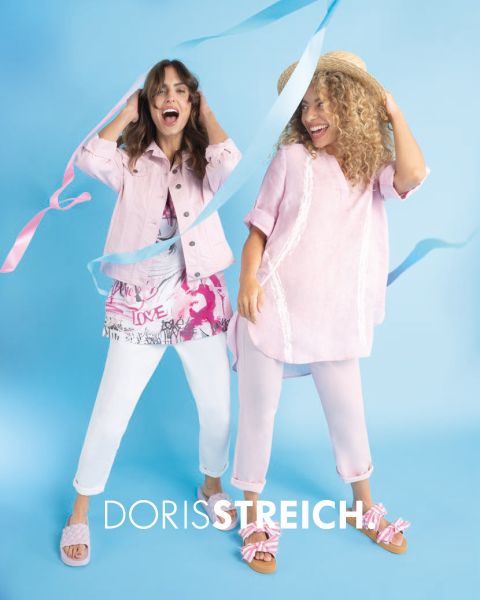 Zwei Frauen stehen auf hellblauem Hintergrund, lächeln und spielen mit bunten Bändern. Beide tragen hellrosa und weiße Outfits mit Sommerhüten. Unten steht der Text „DORIS STREICH“.