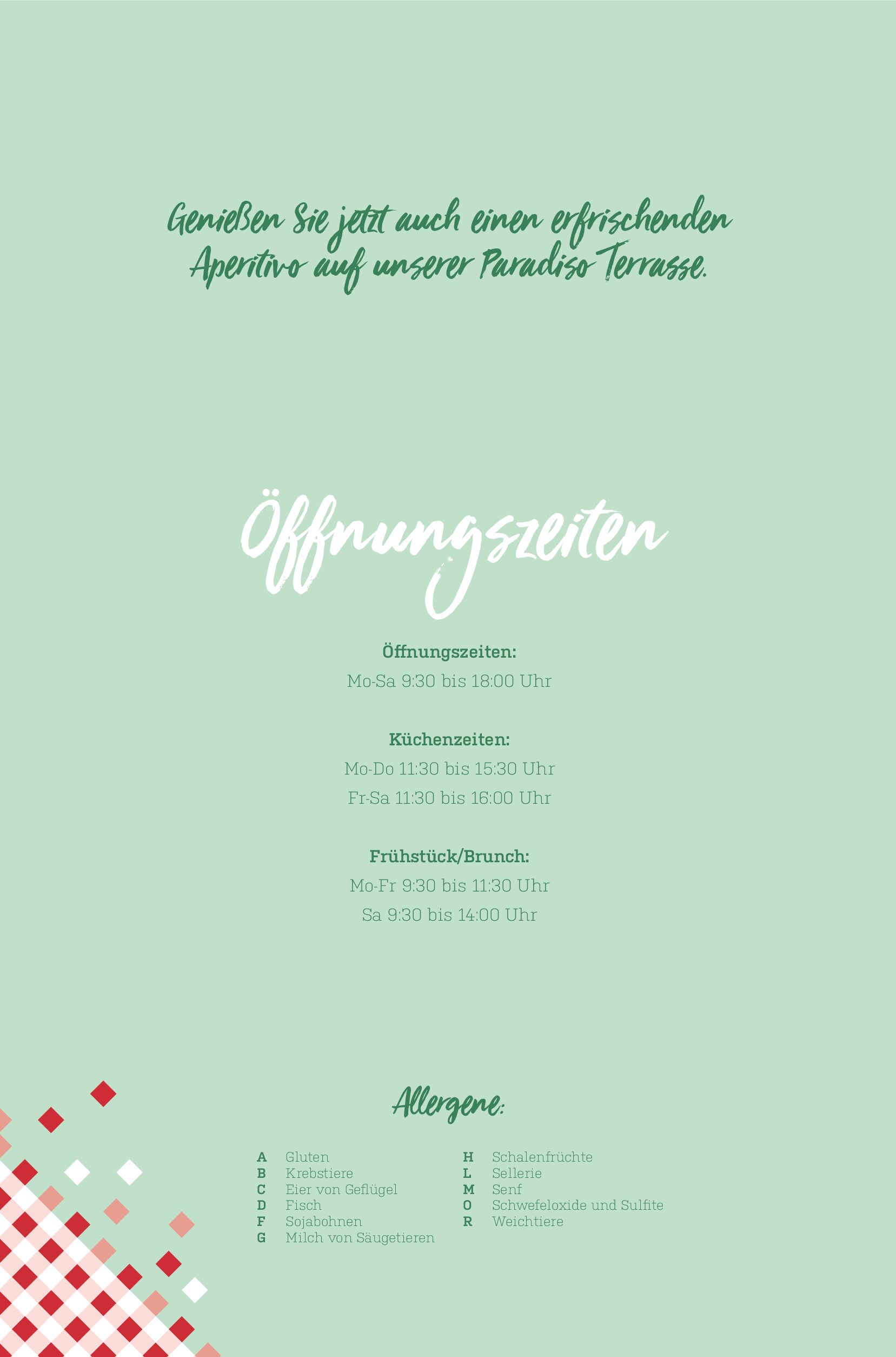 Ein grüner Flyer mit Text in deutscher Sprache, der die Öffnungszeiten eines Standorts angibt. Darin enthalten sind die Öffnungszeiten für Kuchenservice und Brunch. Informationen zu Allergenen sind unten aufgeführt. Dekorative rote und weiße Quadrate befinden sich in der unteren linken Ecke.