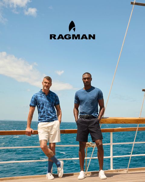 Zwei Männer stehen auf einem Bootsdeck, in lässiger Sommerkleidung. Einer trägt ein blau bedrucktes Hemd und weiße Shorts, der andere ein blaues T-Shirt und dunkle Shorts. Im Hintergrund sind das Meer und der Himmel zu sehen, darüber ein „RAGMAN“-Logo.