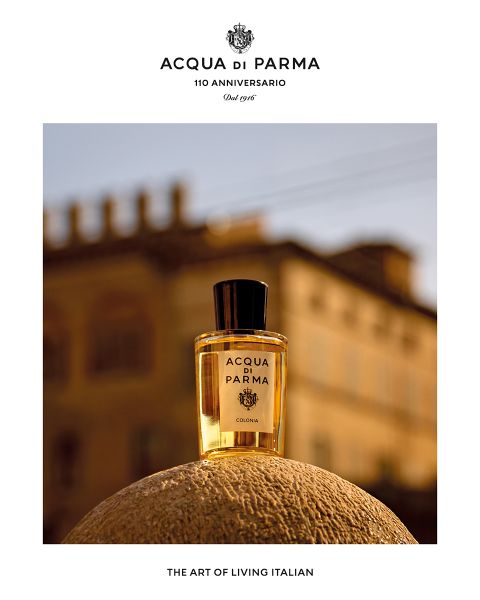 Ein Raster aus neun Quadraten präsentiert den neuen Zafferano-Duft von Acqua di Parma. Jedes Quadrat zeigt ein Fragment der schwarzen Parfümflasche auf einem goldenen Hintergrund mit roten und goldenen Akzenten. Der Text lautet: „Entdecken Sie das neue Zafferano, Signaturen der Sonne.“.