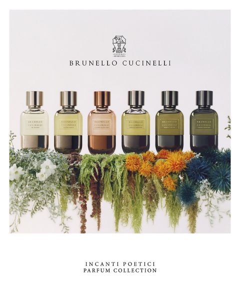 Sechs Parfümflakons von Brunello Cucinelli stehen in einer Reihe über einem Bett aus bunten Blumen und Grünpflanzen. Der Text darüber lautet „Brunello Cucinelli“ und darunter: „Incanti Poetici Parfum Collection“.