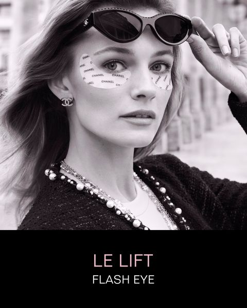 Eine elegante Frau mit Chanel-Augenklappe und Sonnenbrille blickt in die Kamera; der Text lautet "LE LIFT FLASH EYE".