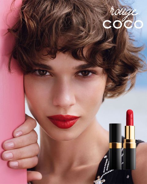 Schwarz-Weiß-Werbung mit einem hemdsärmeligen Mann, der in die Ferne schaut, und dem Text "CHANEL ALLURE HOMME SPORT Superleggera", der das Bild überlagert.