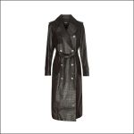 Schwarzer Trenchcoat aus Kunstleder in Krokodiloptik mit Gürtel in der Taille, Zweireiher-Vorderseite und langen Ärmeln, präsentiert vor weißem Hintergrund.