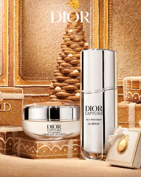 Eine Frau hält einen Dior Capture Serum-Stift nahe an ihr Gesicht, daneben sind auf hellem Hintergrund zwei Dior-Hautpflegeprodukte sowie Produktdetails zu sehen.
