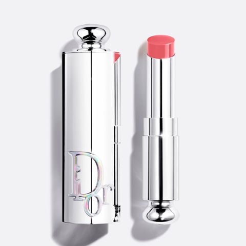 Eine Flasche Dior-Grundierung mit schwarzer Kappe und dem Schriftzug "DIOR" vertikal auf der Vorderseite, fotografiert vor einem hellen Hintergrund.