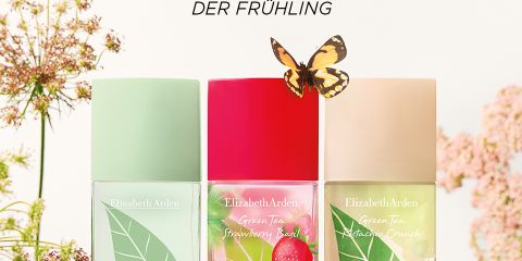 Ein Werbebild für das White Tea Eau de Parfum von Elizabeth Arden. Es zeigt eine nachdenklich dreinblickende Frau mit langen Haaren, eine große Parfümflasche und den Text „Finde deinen Moment“. Außerdem ist ein „Jetzt kaufen“-Button zu sehen.