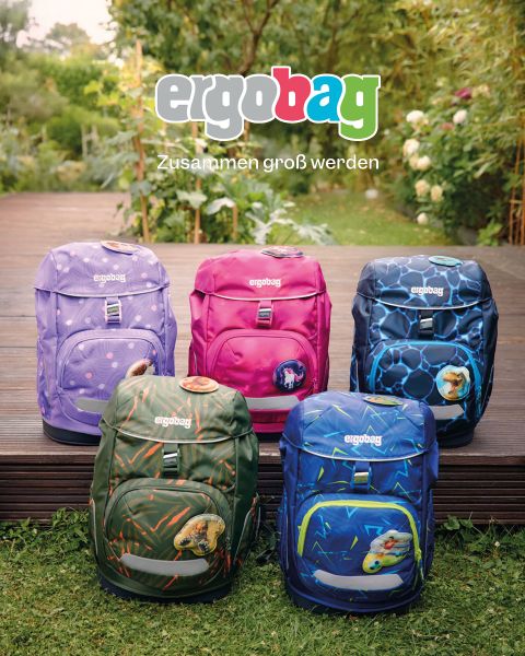Astronaut schwebt im Weltraum mit einem leuchtenden Hintergrund aus Sternen und Planeten. Unten ist ein blauer Rucksack mit Weltraummotiv abgebildet. Der Text auf Deutsch lautet: „Ein GIGA-GALAKTISCHES Abenteuer wartet auf dich“ und „ergobag Zusammen groß werden“.
