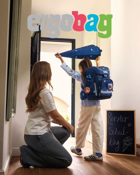 Astronaut schwebt im Weltraum mit einem leuchtenden Hintergrund aus Sternen und Planeten. Unten ist ein blauer Rucksack mit Weltraummotiv abgebildet. Der Text auf Deutsch lautet: „Ein GIGA-GALAKTISCHES Abenteuer wartet auf dich“ und „ergobag Zusammen groß werden“.