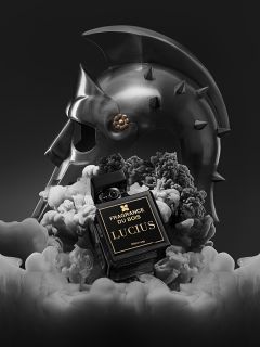 Auf grauem Hintergrund ist ein schwarzer Flakon des Parfüms „Fragrance Du Bois Lucius“ neben der dazu passenden, schwarz-goldenen, strukturierten Schachtel zu sehen.