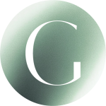 Eine Nahaufnahme von üppigen grünen Blättern mit Wassertropfen. Der Buchstabe „G“ ist in der Mitte deutlich in Weiß zu sehen.