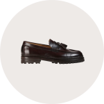 Ein Paar beigefarbene Wildleder-Slipper von oben gesehen auf hellem Hintergrund.
