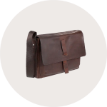 Ein eleganter, salbeigrüner Rolltop-Rucksack mit einer Reißverschlusstasche auf der Vorderseite und einem schwarzen Schnallenverschluss auf einem hellen, runden Hintergrund.