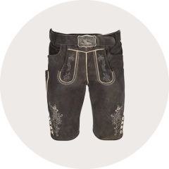 Traditionelle braune Lederhose mit dekorativen Stickereien, einem Gürtel und einer detaillierten Metallschnalle, dargestellt auf einem schlichten hellen Hintergrund.