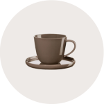 Eine pastellgrüne Mokkakanne von Bialetti mit Henkel und Deckel, abgebildet auf einem schlichten hellen Hintergrund.