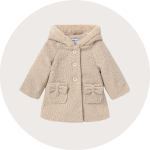 Babykleid mit kurzen Ärmeln und mehrfarbigen vertikalen Streifen, Knopfleiste und Kragen, dargestellt auf einem einfarbigen hellen Hintergrund.