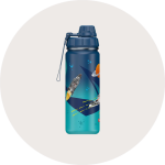 Hellblaue Wasserflasche mit Delfin-Illustrationen, dem Schriftzug "ergobag" und einem Flip-Top-Deckel mit Trageschlaufe, auf weißem Hintergrund.
