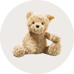 Ein weicher, grauer Plüschbär mit einem gelben Anhänger im Ohr, der aufrecht vor einem schlichten, hellen Hintergrund sitzt.
