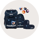 Hellblauer Kinderrucksack mit bunten Sternenmustern und Cartoon-Aufnähern auf der Vorderseite vor einem schlichten hellen Hintergrund.
