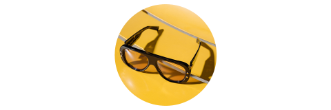 Zwei abgebildete Frauen mit Sonnenbrillen, eine vorne und eine hinten, unter dem deutschen Text „Welcher Sonnenbrillen-Typ sind Sie?“ in einem beigen Kreis.