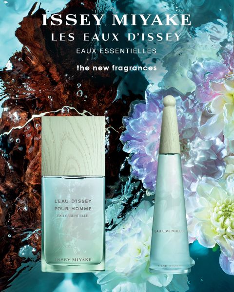 Zwei Flakons des Eau de Parfum für Herren von Issey Miyake Le Sel d'Issey stehen nebeneinander vor einem dramatischen Hintergrund aus wirbelndem Wasser und Feuer, darüber ein fetter Text, der für den Duft wirbt.