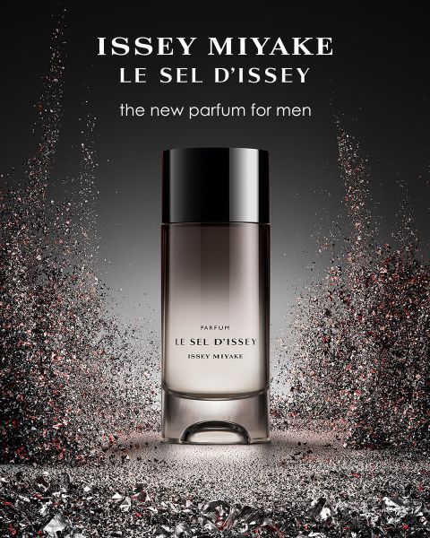 Zwei Flakons des Eau de Parfum für Herren von Issey Miyake Le Sel d'Issey stehen nebeneinander vor einem dramatischen Hintergrund aus wirbelndem Wasser und Feuer, darüber ein fetter Text, der für den Duft wirbt.