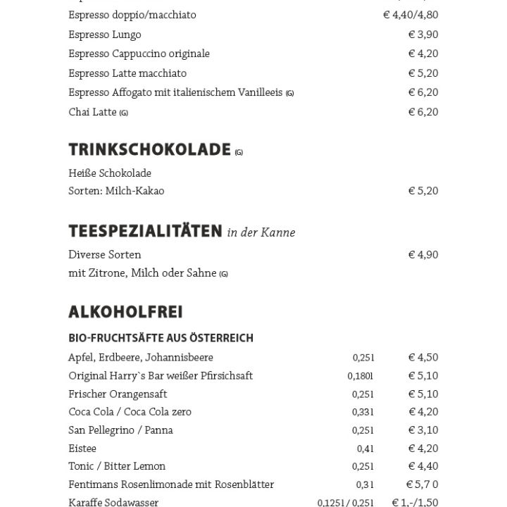 Eine Karte mit verschiedenen Espressogetränken, heißer Schokolade, Tee und alkoholfreien Getränken mit Preisen. Zur Auswahl stehen Espressovariationen, Trinkschokolade, Teesorten und Bio-Fruchtsäfte aus Österreich.
