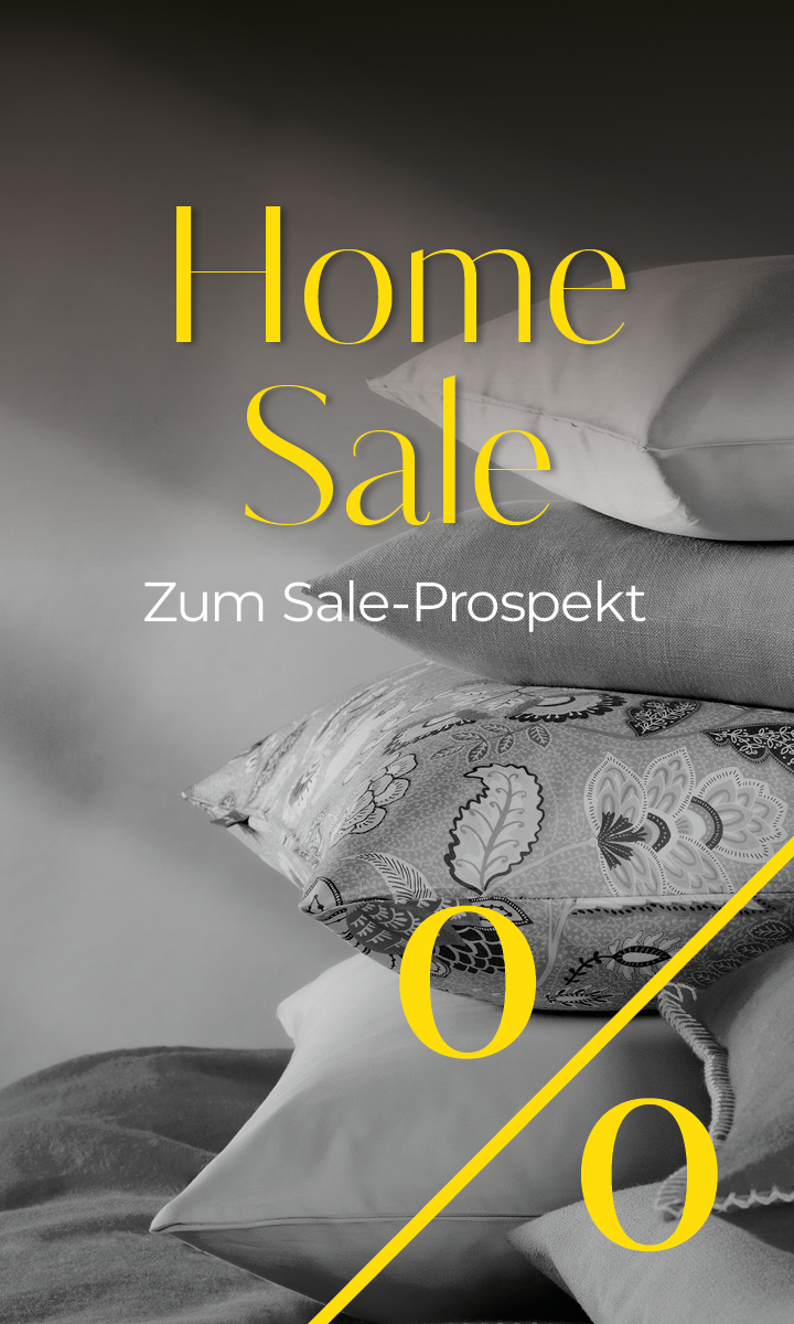 Ein Stapel Kissen in verschiedenen Mustern und Texturen mit der Aufschrift „Home Sale“ und einem großen Prozentzeichen in gelber Schrift.