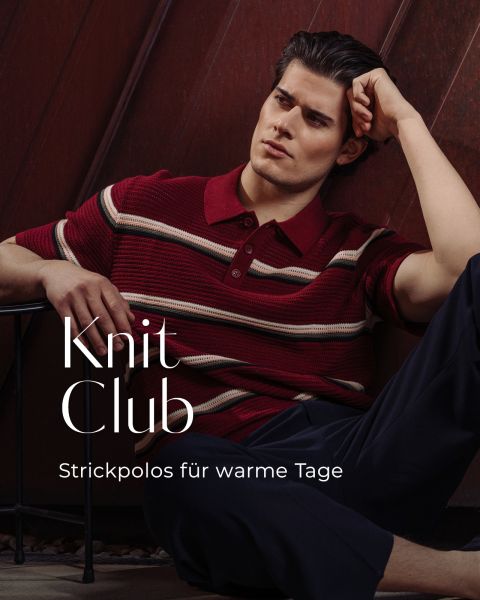 Ein Mann in einem rot gestreiften Polohemd sitzt lässig da und stützt seinen Arm auf sein Knie. Der Text lautet: "Knit Club. Strick für jeden Tag.".