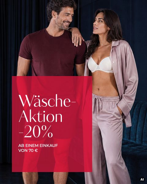 Ein Mann und eine Frau in Nachtwäsche lächeln sich an; im Bildtext steht „Wäsche-Aktion 20 %“.