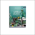 Buchcover von „Urban Jungle: Wohnen in Grün“, auf dem verschiedene Zimmerpflanzen vor einem blaugrünen Hintergrund zu sehen sind, darüber der weiße Titeltext und die Namen der Autoren.