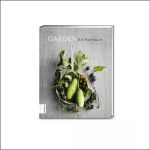 Ein Kochbuch mit dem Titel „GARDEN Ein Kochbuch“, auf dessen Cover verschiedene frische Gemüsesorten vor einem grauen Hintergrund zu sehen sind.