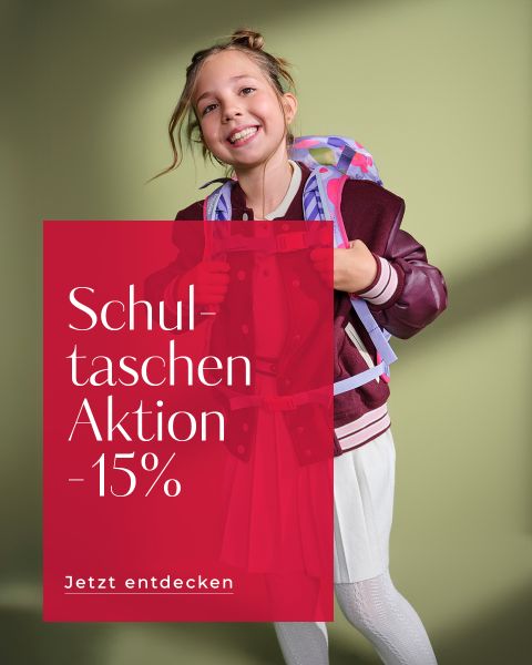 Lächelndes Mädchen mit Schulrucksack und weinroter Jacke; deutscher Text wirbt für 15 % Rabatt auf Schultaschen und -sets.