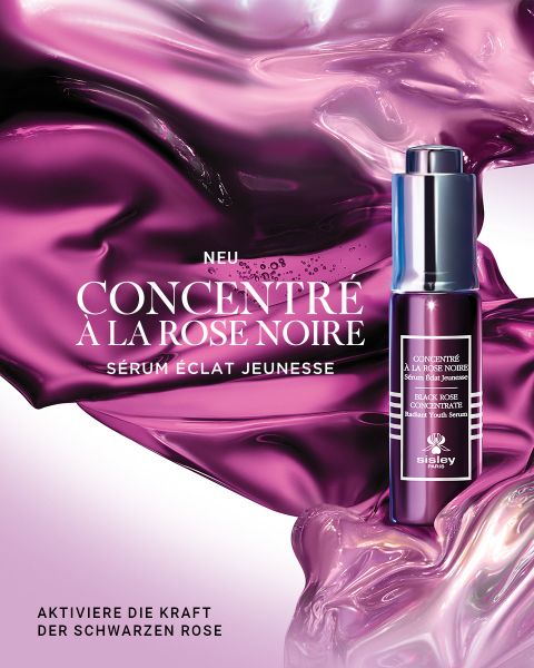 Eine rothaarige Frau blickt nach vorne, während ein Mann ihr etwas ins Ohr flüstert. Im Vordergrund steht ein schwarzer Flakon mit der Aufschrift "Le Parfum" von Hair Rituel. Der Text beschreibt es als ein neues Parfüm für Körper und Haar mit holzigen und zitrischen Noten.