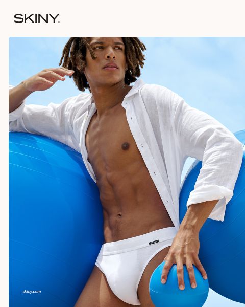 Ein hemdsärmeliger, muskulöser Mann blickt nach unten. Er trägt einen roten Pullover über der Schulter und hat grüne Unterwäsche an. Der Hintergrund ist dunkelrot, und das Wort "SKINY" wird unten angezeigt.