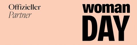 Text auf pfirsichfarbenem Hintergrund: „Offizieller Partner“ links, „woman DAY“ in fetten schwarzen Buchstaben rechts.