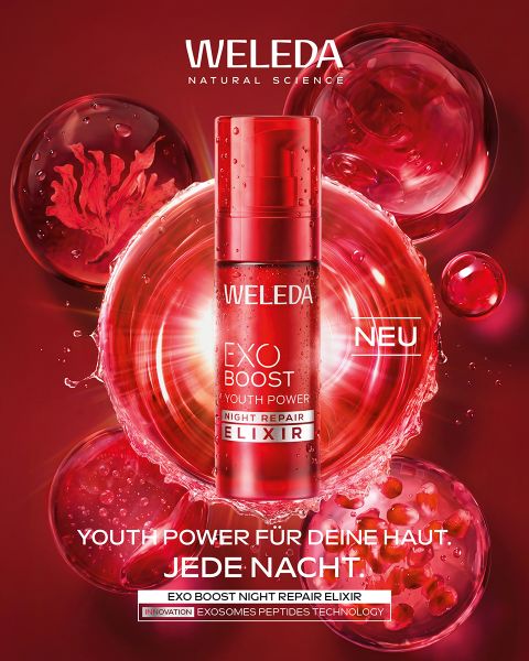 Drei Weleda Hautpflegeprodukte im Sand vor dem Hintergrund von Meer und blauem Himmel. Text: "Boost Your Summer Vibe". Helle, sommerliche Strandszene.