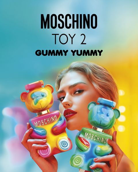 Hemdloser Mann in Lederhose und Hut hält einen Flakon mit Moschino-Parfüm in Form eines Teddybären. Text: "MOSCHINO TOY BOY EAU DE PARFUM.
