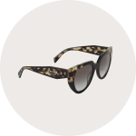 Sonnenbrille mit Schildpattrahmen und dunklen Verlaufsgläsern. Die Bügel sind mit dem Prada-Logo verziert. Die Gläser sind vor einem schlichten, runden, hellen Hintergrund abgesetzt.