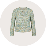 Eine strukturierte Damen-Tweedjacke mit Rundhalsausschnitt und Knopfverschluss vorne. Der Stoff besticht durch einen Mix aus hellen Farben, darunter Grün- und Beigetöne. Die Jacke hat lange Ärmel und eine taillierte Passform.