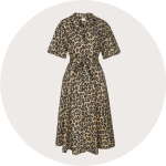 Kleid mit Leopardenmuster, Gürtel und kurzen Ärmeln. Das Kleid hat eine Knopfleiste vorne und einen Kragen, was ihm einen stilvollen und klassischen Look verleiht.
